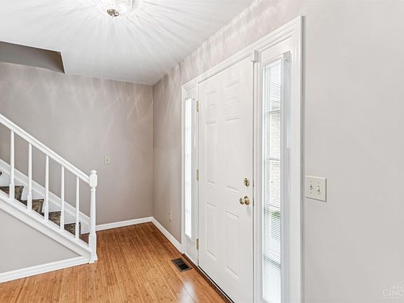3rd image of 9881 Country Hill Ct