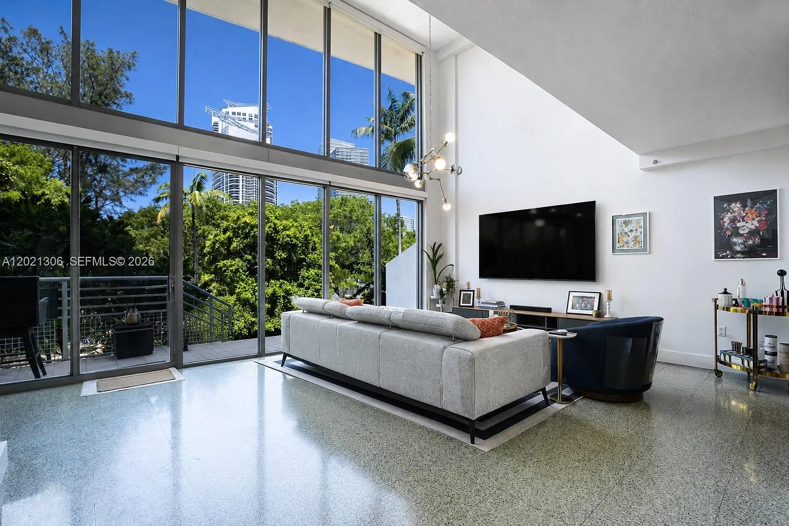 Absolut Condo — Photo 1