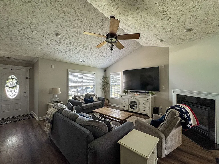 192 Ivystone Dr — Photo 3