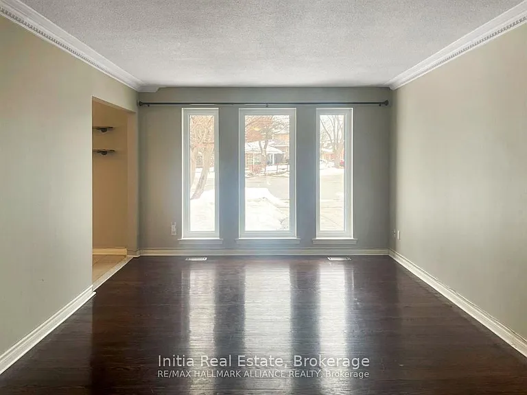 15 Grove Park Cres #MAIN — Photo 3