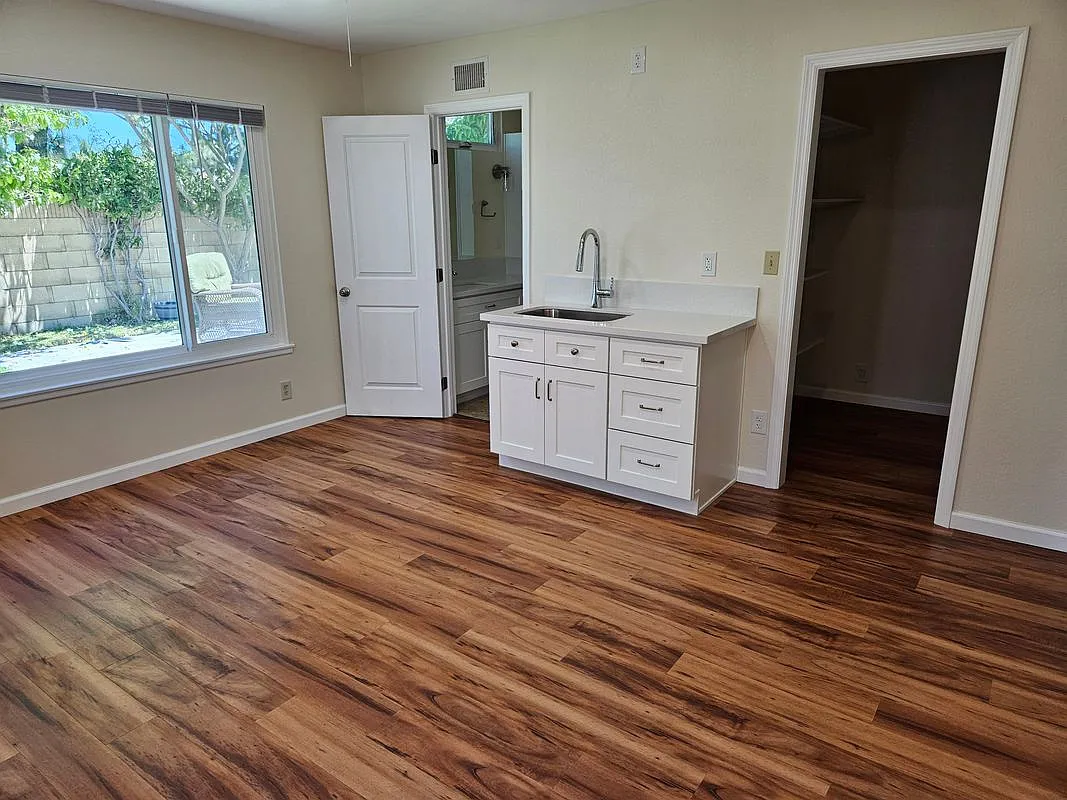 1 bed, 1.0 bath, 460 sqft, $2,200 — Photo 2
