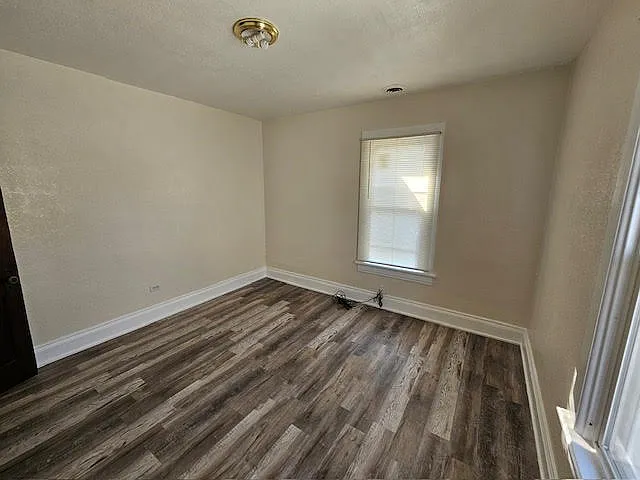 908 Forsythe St — Photo 12