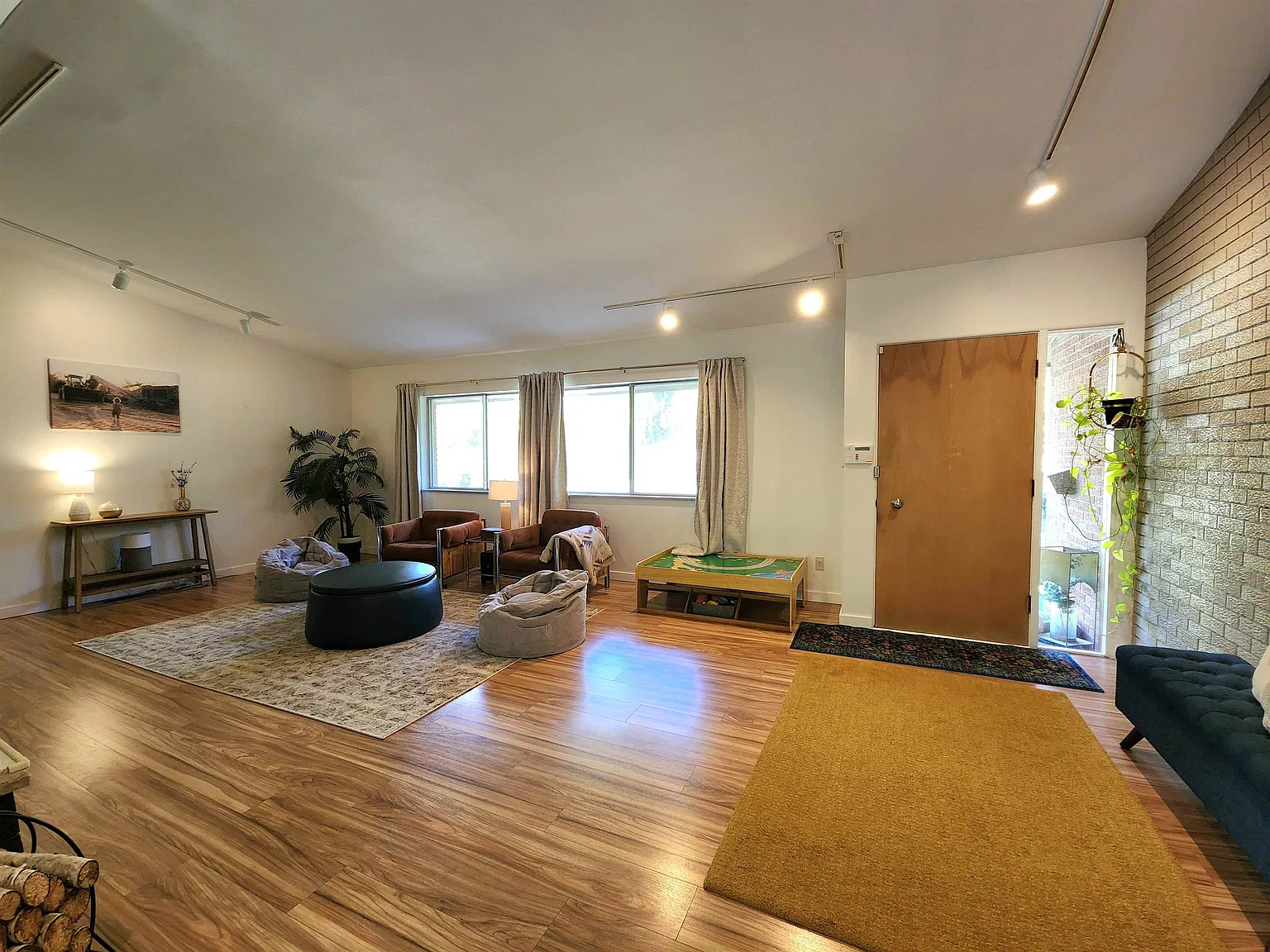 4 bed, 2.0 bath, 1735 sqft, $2,300 — Photo 4