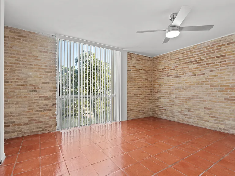 Four Oaks Apartments — Photo 28