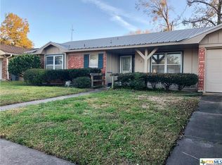 105 Longfellow Ln, Victoria, TX 77904