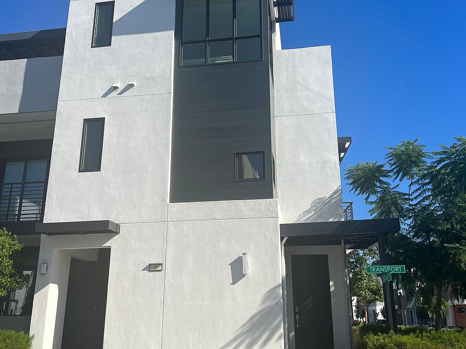 Tri-level unit with single-living space