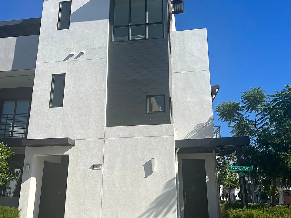 Tri-level unit with single-living space