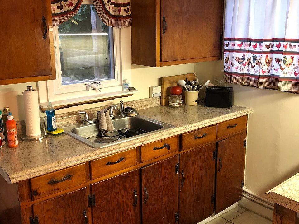 Galley kitchen - nice window over sink, new gas oven, plenty of cupboards