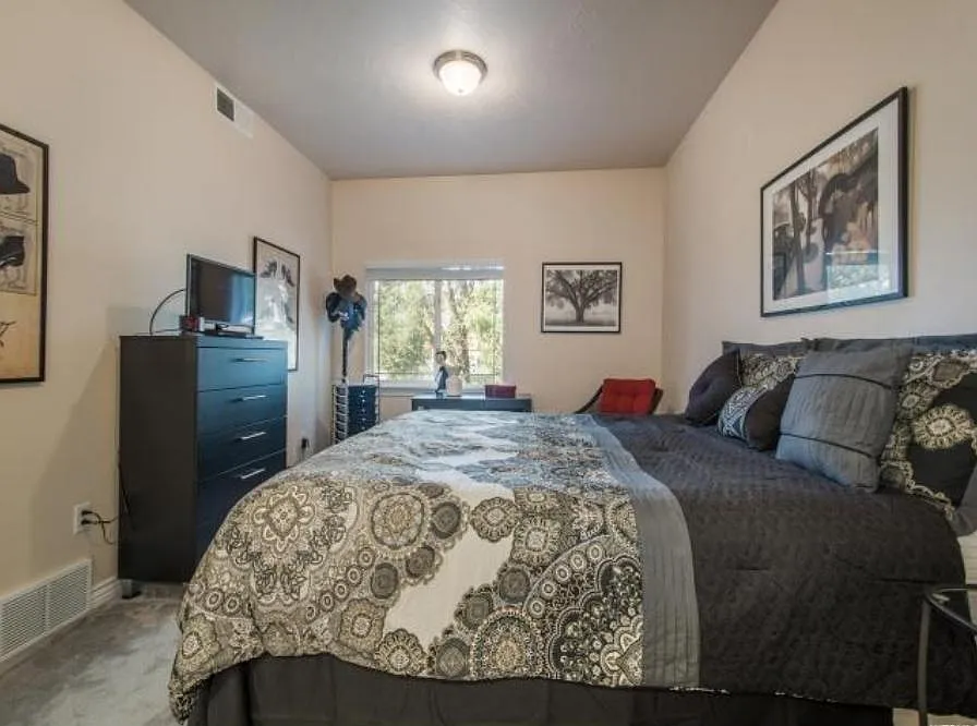 3 bed, 1300 sqft, $800 — Photo 2