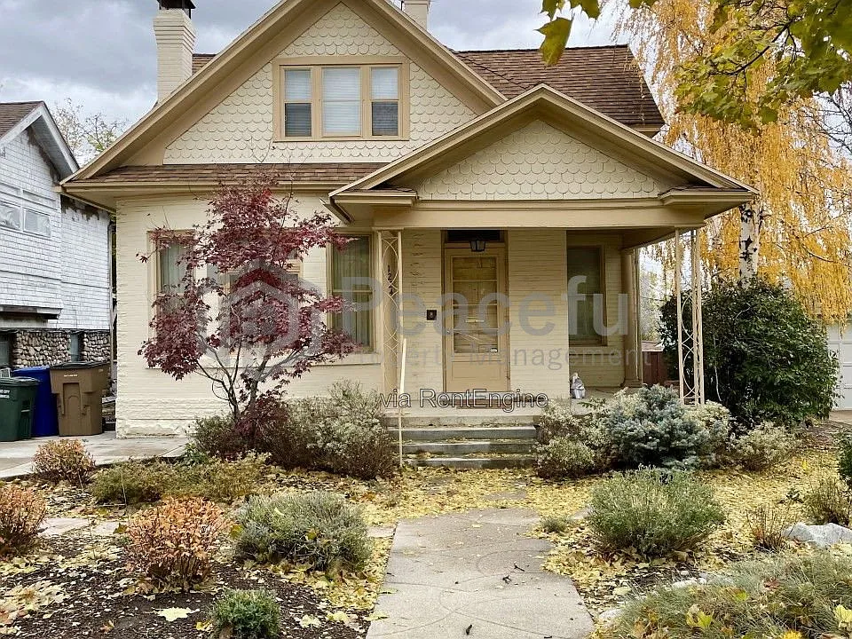 1224 E 2nd Ave