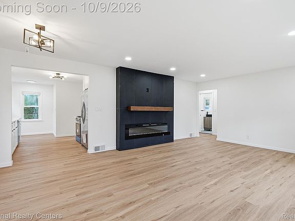 5th image of 2403 Crooks Rd
