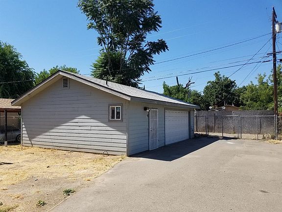 Detached garage with additional bedroom/bathroom.  Alley to the rear of the property.