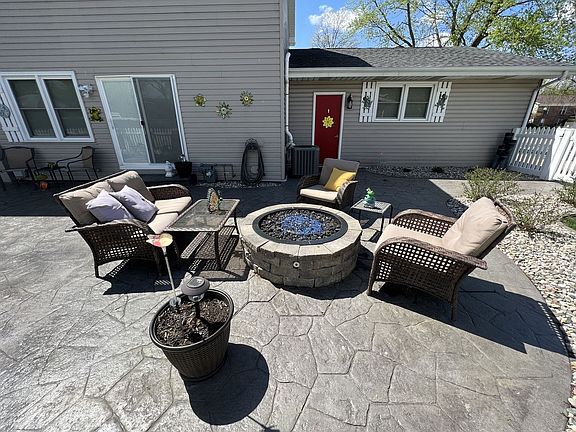 3rd image of 390 Fox Trail Dr