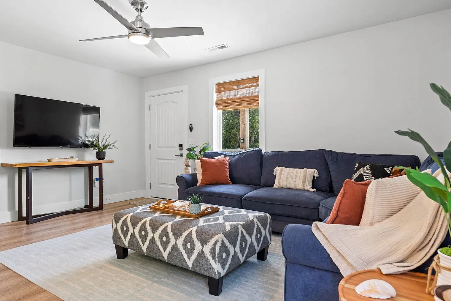 2 bed, 1.0 bath, 796 sqft, $3,080 — Photo 4