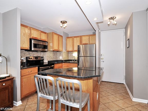 2nd image of 1344 N Dearborn Pkwy #16B