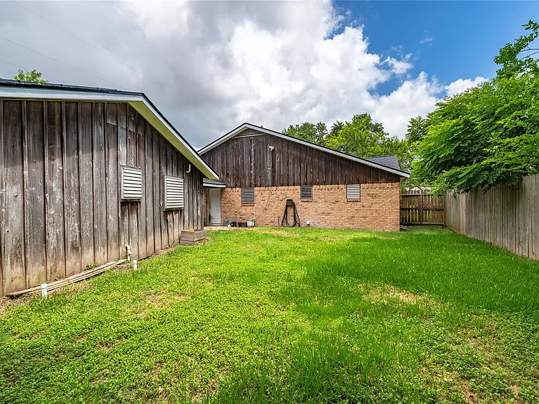 1219 Park Ln — Photo 2