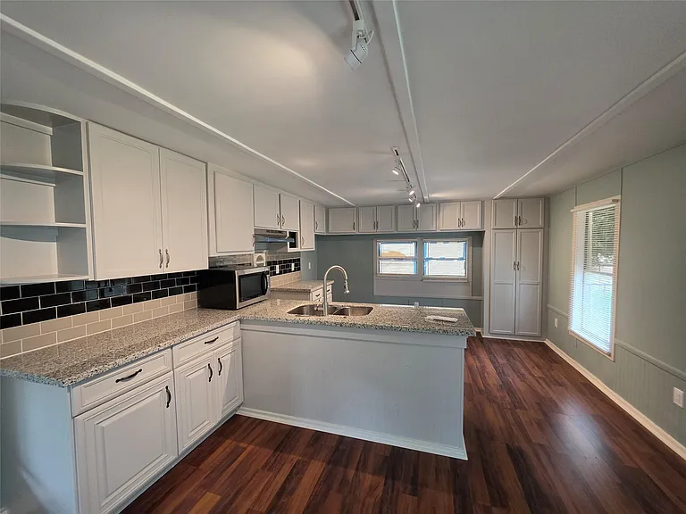 6426 W Bend St — Photo 5