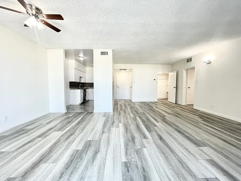 Occidental Towers Apartments — Photo 145
