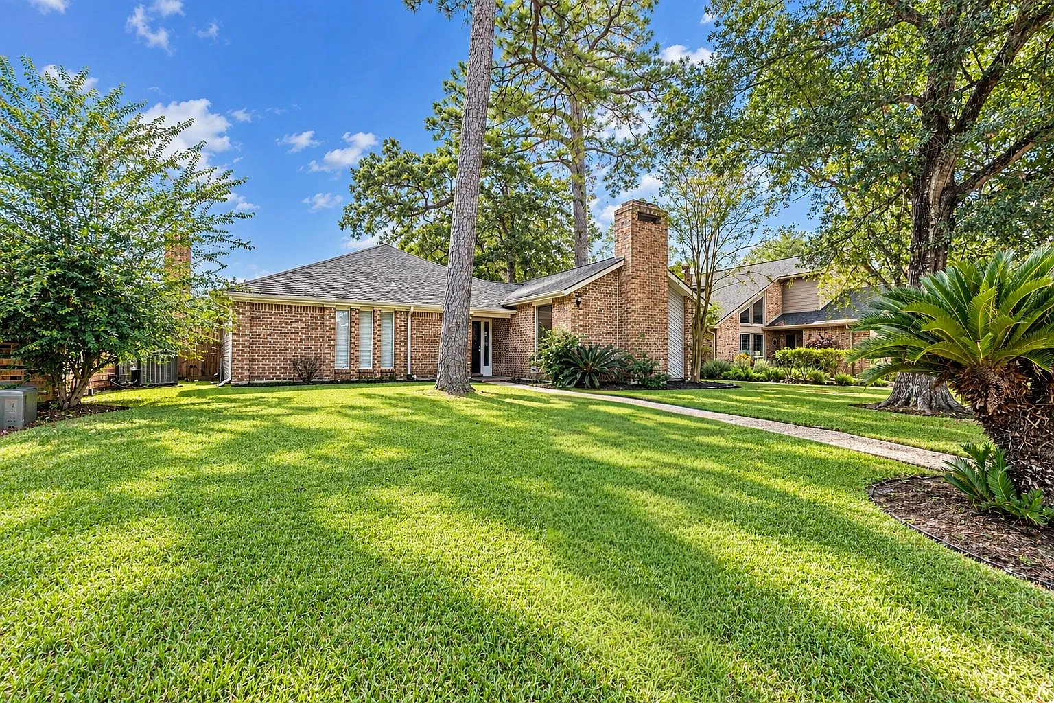 3 bed, 2.0 bath, 1784 sqft, $2,200 — Photo 1