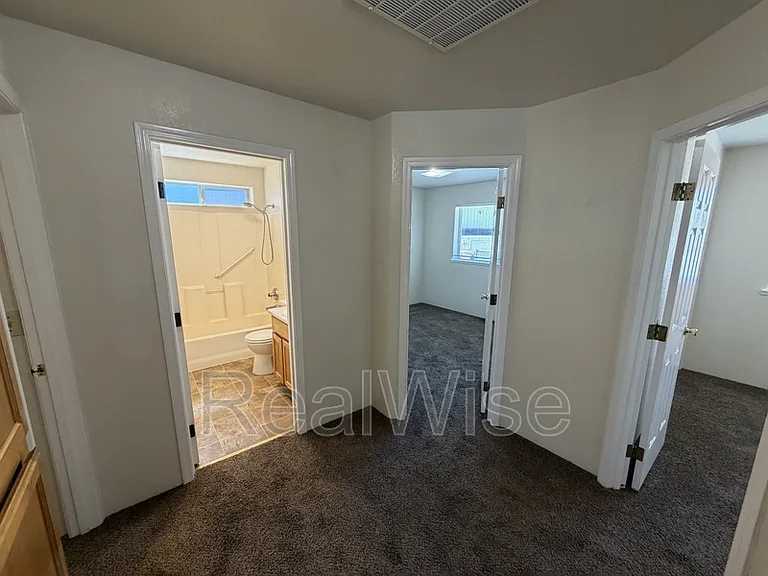 249 SW Rogue River Ave #D — Photo 28
