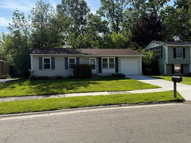 6038 S Ivanhoe Ave — Photo 1