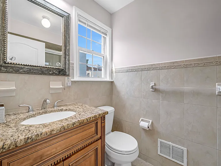 3 Montrose Ave #2 — Photo 14
