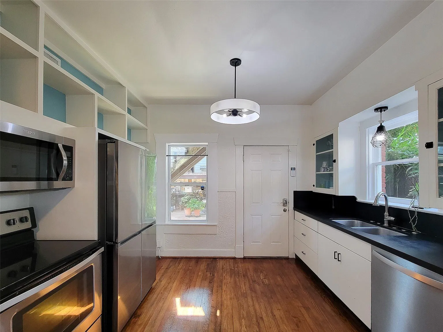 2 bed, 1.0 bath, 1440 sqft, $2,500 — Photo 3