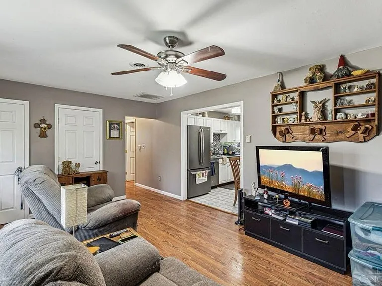 1513 Bellwood Dr — Photo 2