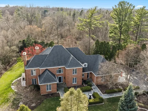 825 Persimmon Dr, St Charles, IL 60174