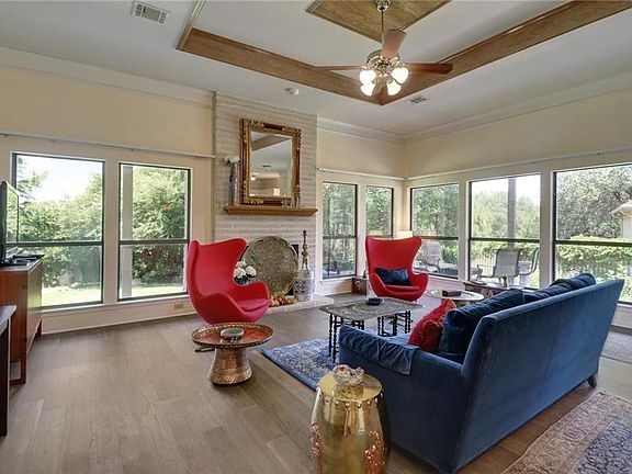 4th image of 604 Peterson Ln