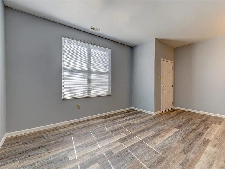 443 N Sarah St — Photo 6