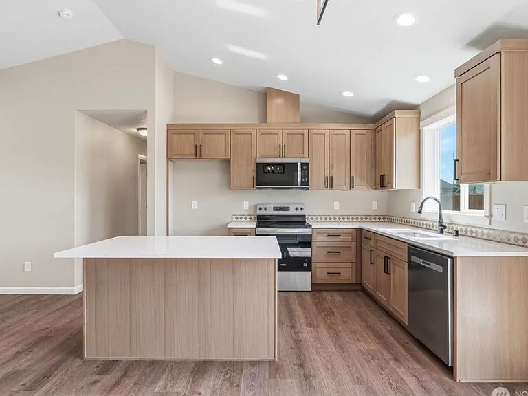 204 Douglas St — Photo 17