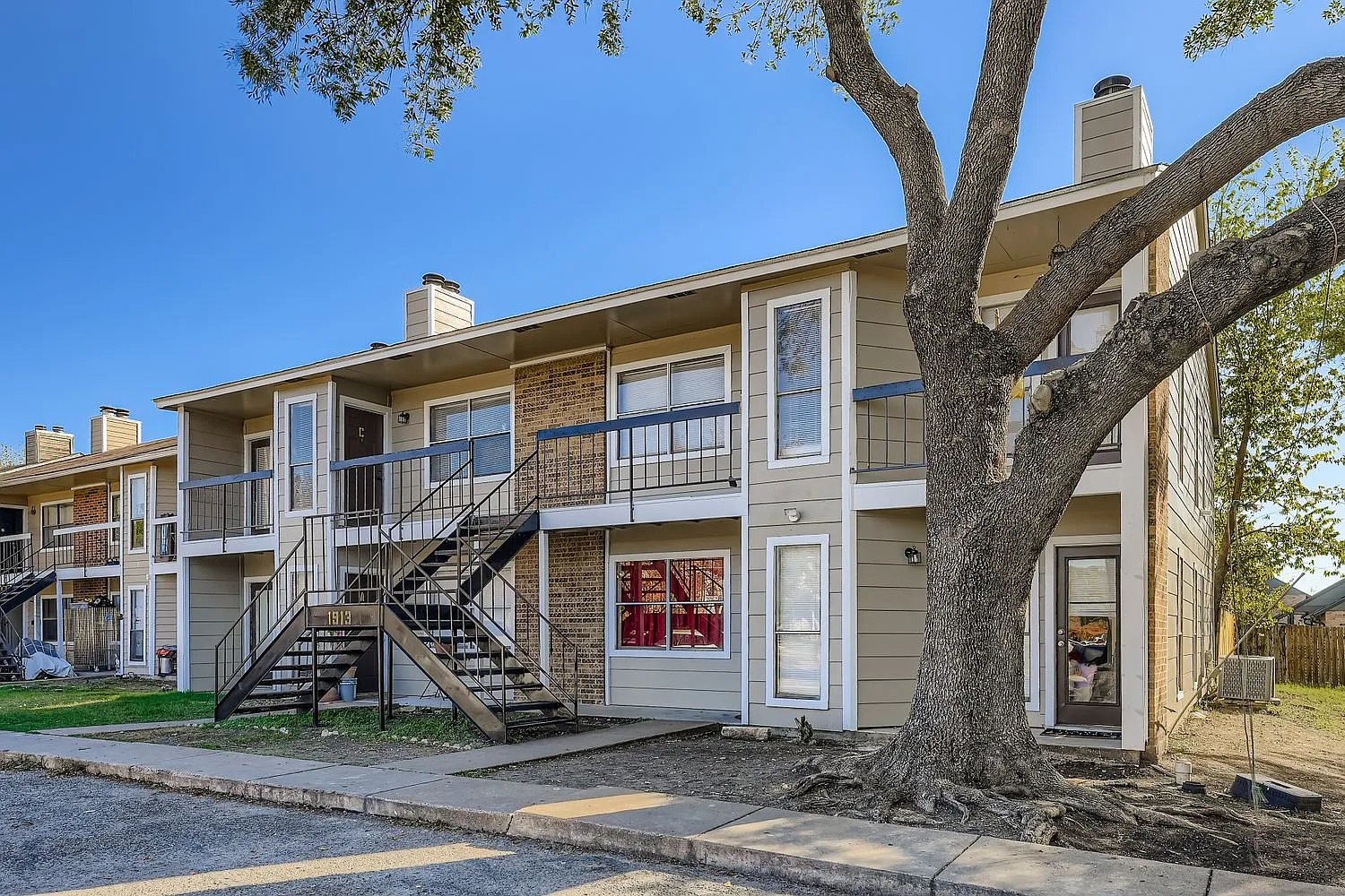 1913 W Loop — Photo 1