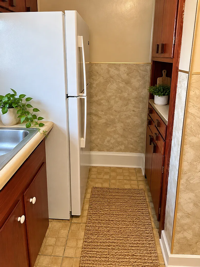 520 W Smithfield St — Photo 4