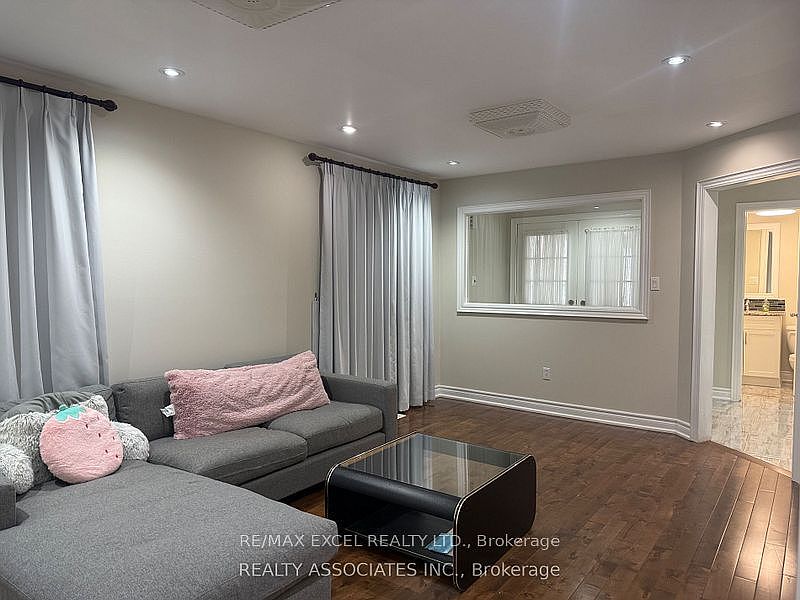 Toronto House for rent - 4 Bedrooms — photo 7