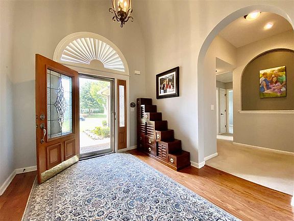 3rd image of 215 Fairoaks Dr