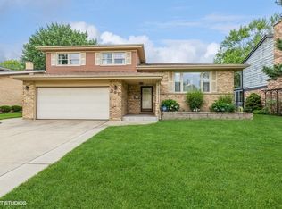 320 N Marcella Rd, Mount Prospect, IL 60056