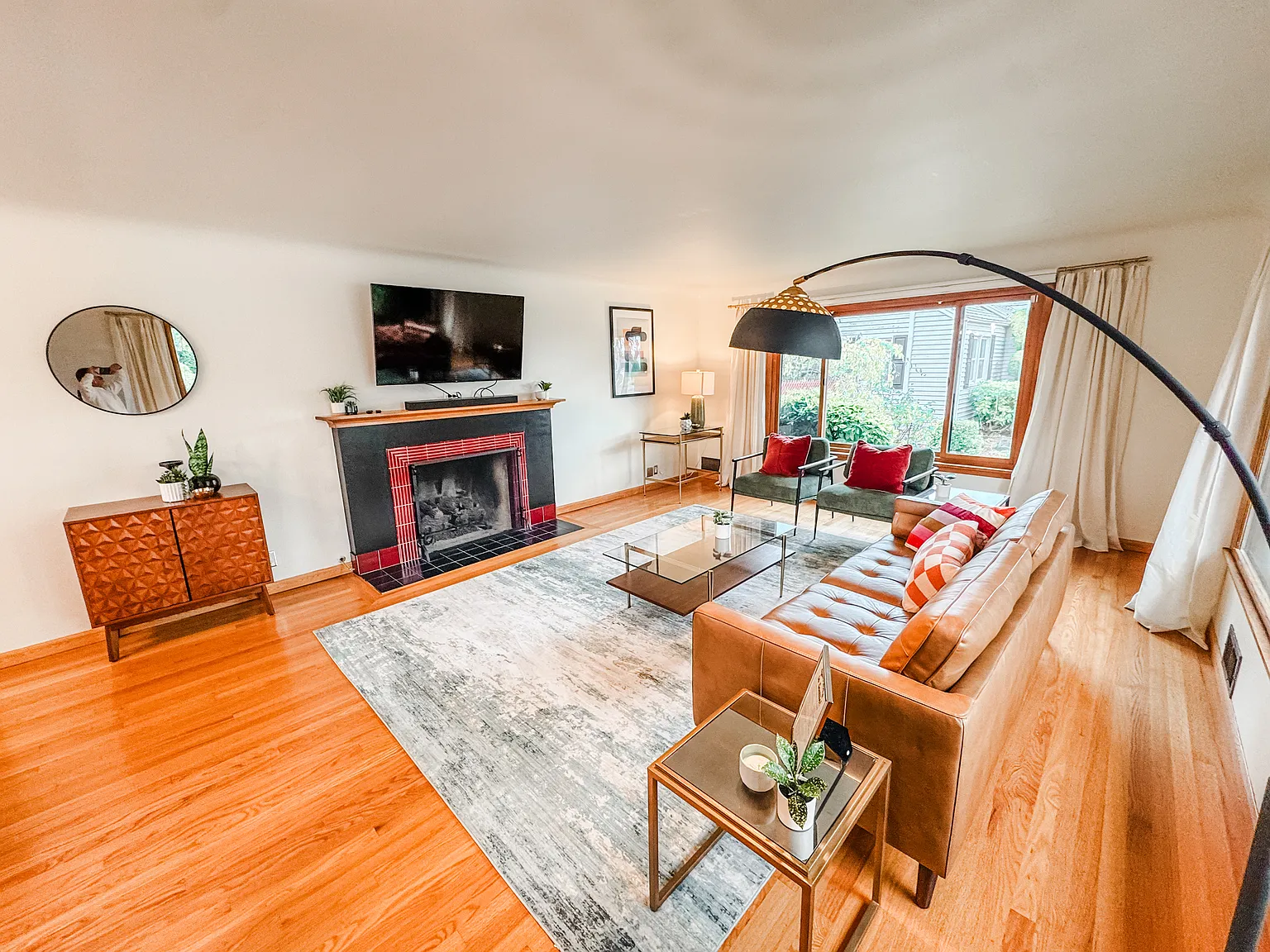 4 bed, 2460 sqft, $4,500 — Photo 3