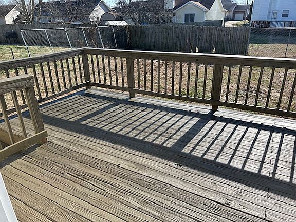 4th image of 213 Windmeade Cir