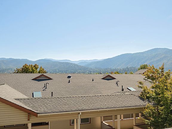 5th image of 933 Mountain Meadows Cir