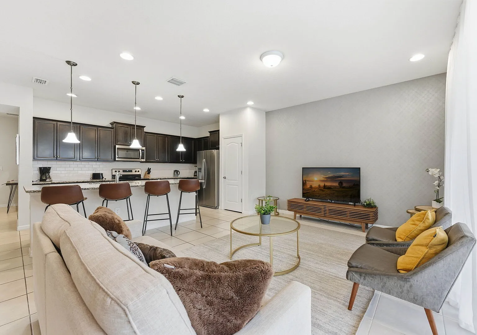 Cozy and Spacious 5BR with Pool Near Disney Parks — Photo 1