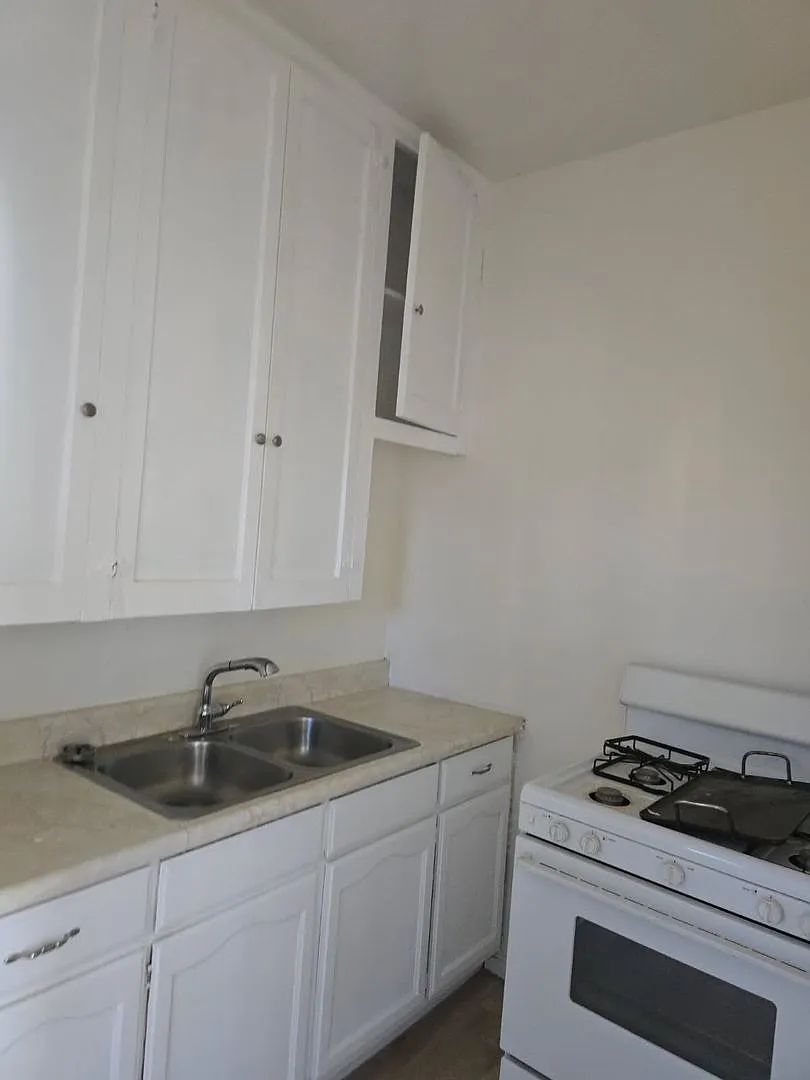 6215-6225 S Harvard Blvd — Photo 1