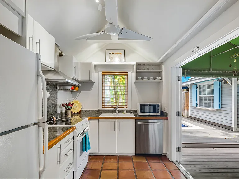 903 Thomas St — Photo 4