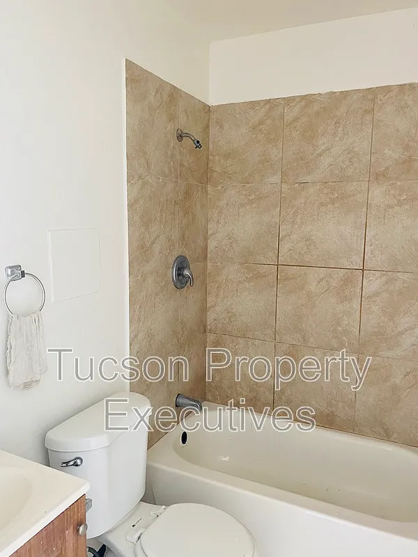 Studio, 1.0 bath, 350 sqft, $600 — Photo 3