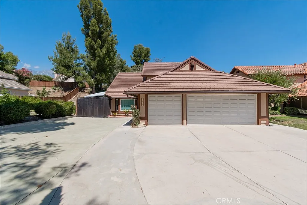 4 bed, 2072 sqft, $4,150 — Photo 3