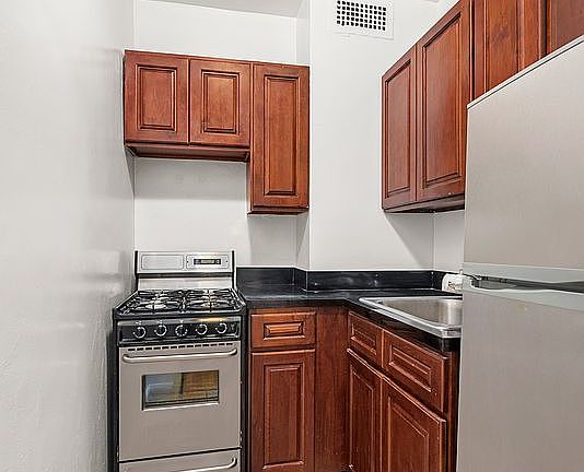 4th image of 210 E 36th St APT 6G