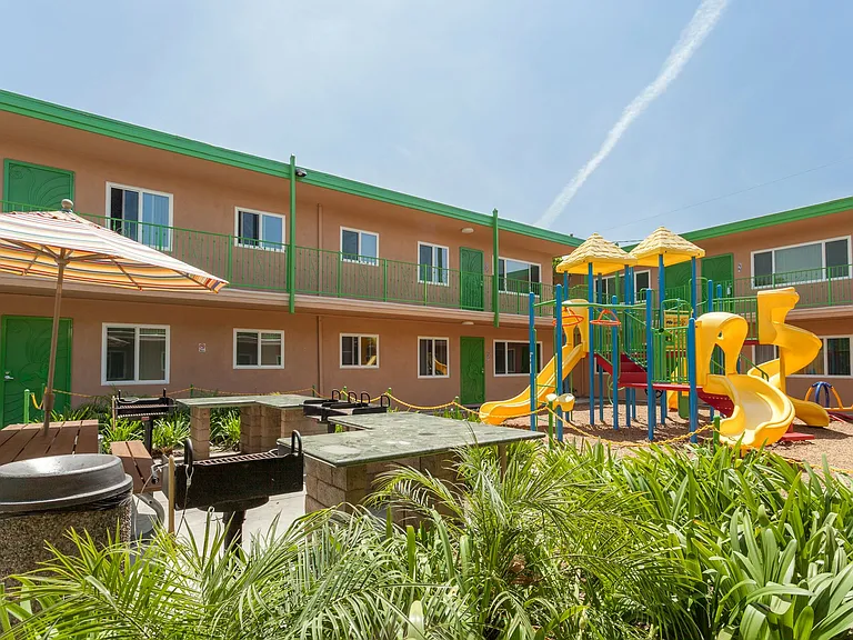 Flamingo Apartments — Photo 14