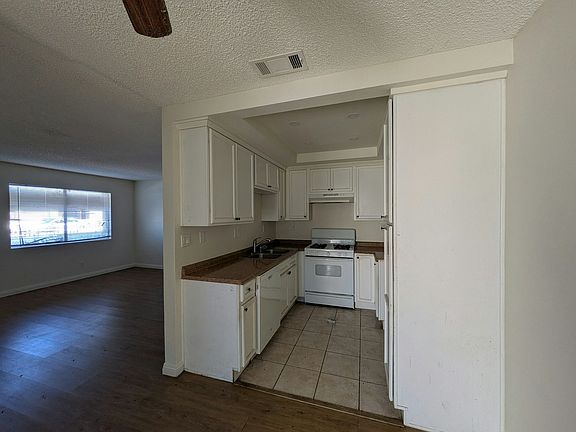 3rd image of 955 W Devonshire Ave #A