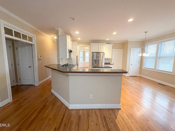 4th image of 857 Ruth Cir