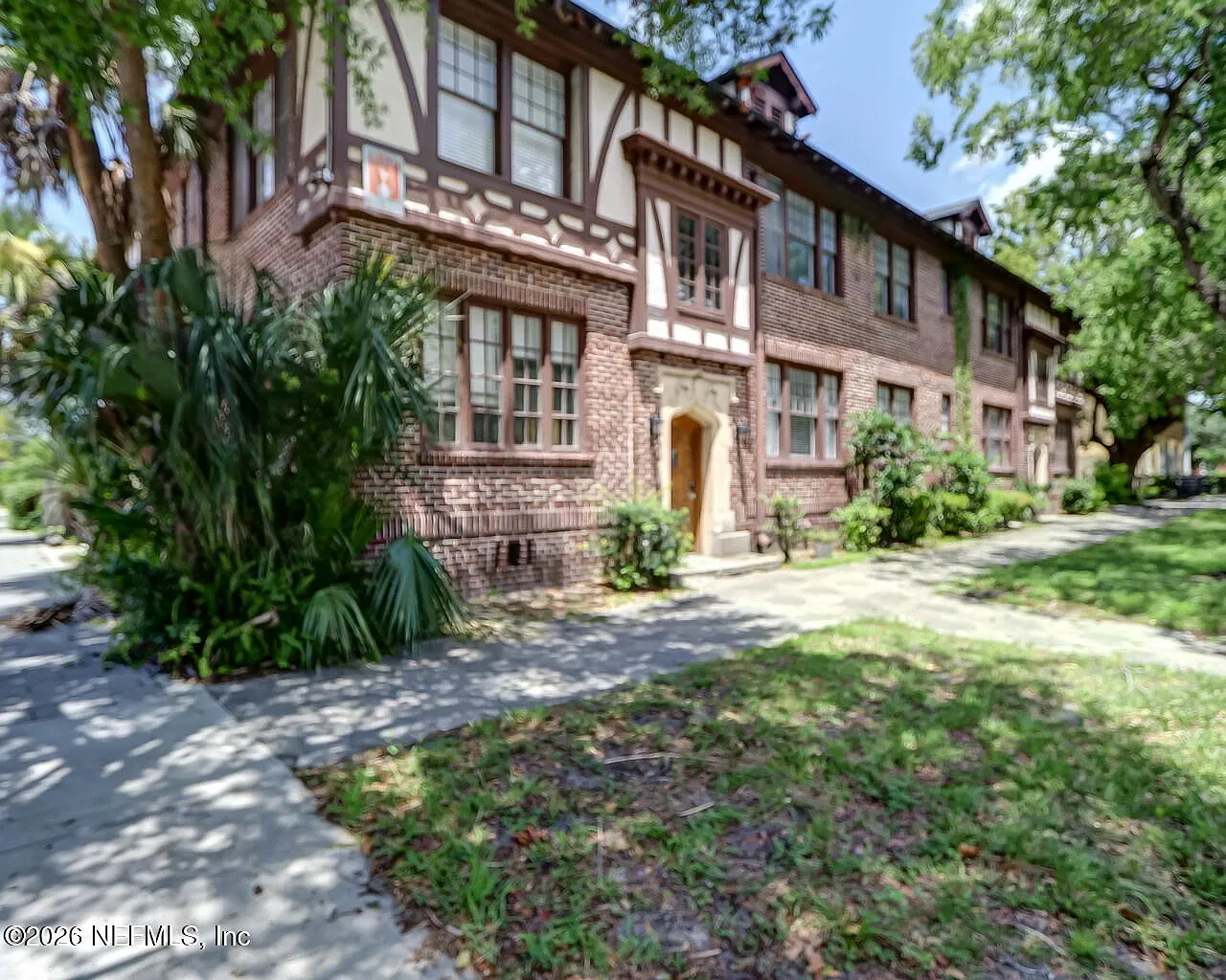 1 bed, 1.0 bath, 792 sqft, $1,350 — Photo 1